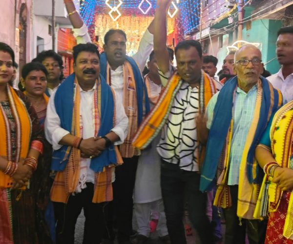 ତାଳଚେର ପ୍ରସିଦ୍ଧ ଗଣେଶ ପୂଜାରେ ସହର ଲୋକାରଣ୍ୟ ଏଵଂ ଏହି ଭିଡ଼ ଭିତରେ ବିଜେପି ନେତା ଓ ନଗର ପାଳ ବୁଲିଲେ ପୂଜା ମଣ୍ଡପ
