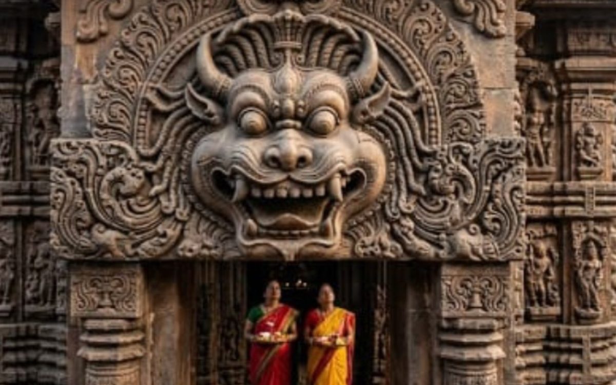 “ମନ୍ଦିର ପ୍ରବେଶ ଦ୍ୱାରରେ କାହିଁକି ଥାଏ ଏହି ଭୟଙ୍କର ମୁଖ? ଜାଣନ୍ତୁ କିର୍ତ୍ତିମୁଖ ପଛର ରହସ୍ୟ।”