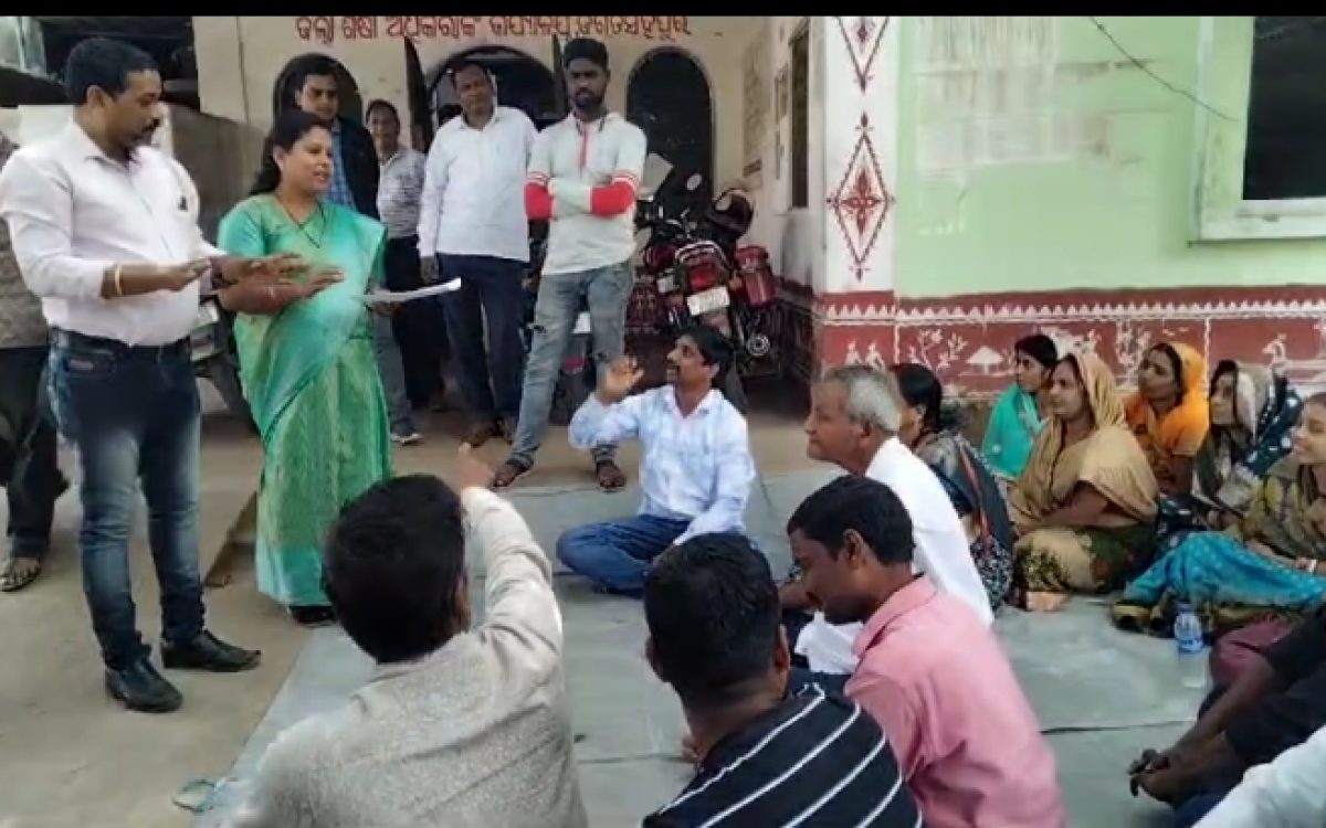 ମହେଶ୍ୱର ସରକାରୀ ଉଚ୍ଚ ବିଦ୍ୟାଳୟ ରେ NCC ଶିକ୍ଷକ ନିଯୁକ୍ତି ଦାବି ରେ ଜ଼ିଲ୍ଲା ଶିକ୍ଷା ଅଧିକାରୀ ଙ୍କ କାର୍ଯ୍ୟାଳୟ ସମ୍ମୁଖରେ ଧାରଣା