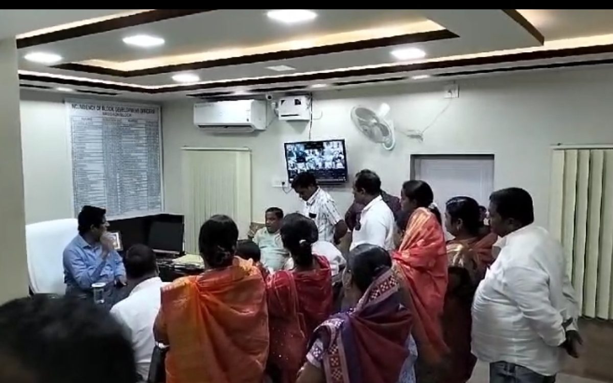 ନାଉଗାଁ ବିଡ଼ିଓ ଙ୍କୁ ଘେରାଉ କଲେ ସରପଞ୍ଚ, ସମିତି ସଭ୍ୟ ସଭ୍ୟା