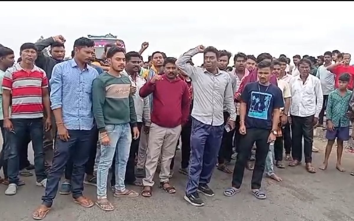 ସେପୁର ବ୍ରିଜ ଠାରେ ବାଇକ ଓ ପିକଅପ ଧକାରେ ବାଇକ ଚାଳକ ମୃତ୍ୟୁ ୧୬ ନମ୍ବର ଜାତୀୟ ରାଜପଥ ଅବରୋଧ କରିଛନ୍ତି ପରିବାର ଲୋକେ