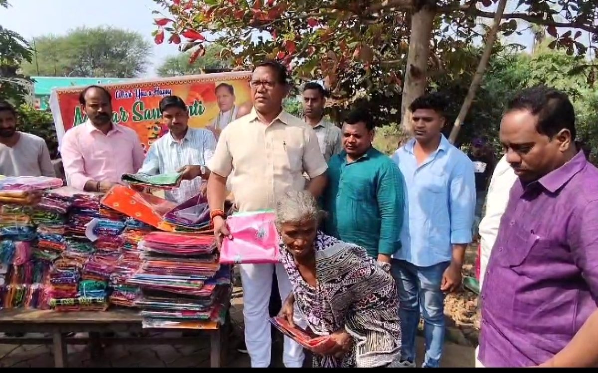 ମକର ସଂକ୍ରାନ୍ତି ଉପଲକ୍ଷେ ବୃଦ୍ଧ ଓ ବୃଦ୍ଧା ଙ୍କୁ ବସ୍ତ୍ର ବଣ୍ଟନ କରିଛନ୍ତି ରାୟଗଡ ବିଧାୟକ ଆପଳା ସ୍ୱାମୀ କାଡ୍ରାକା