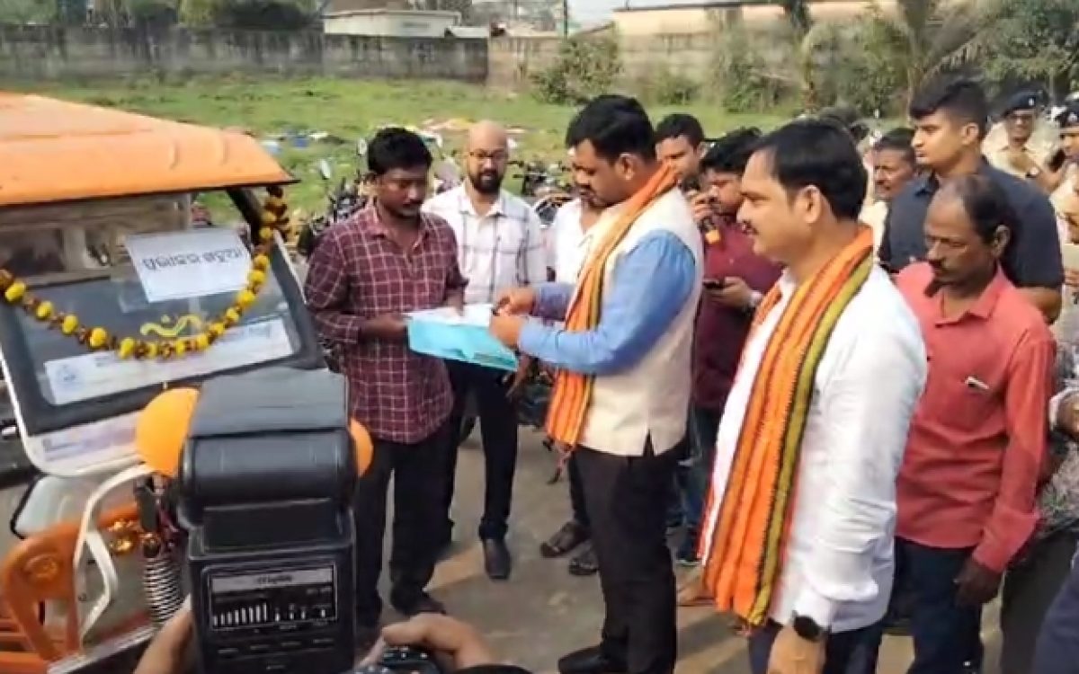 ଆଶ୍ରା ଭିନ୍ନକ୍ଷମ ବିଦ୍ୟାଳୟ ପରିସରରେ ଇ -ରିକ୍ସା ବିତରଣ କାର୍ଯ୍ୟକ୍ରମ ଅନୁଷ୍ଠିତ