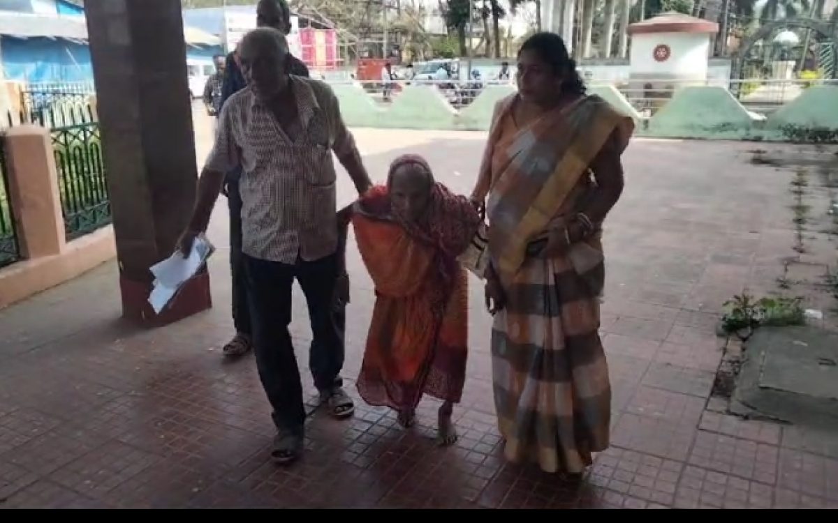 ପୁଅ, ବୋହୁ, ନାତି, ନାତୁଣୀ ଙ୍କ ଅସହ୍ୟ ନିର୍ଯାତନା ସହି ନପାରି ନ୍ୟାୟପାଇଁ ଉପ ଜ଼ିଲ୍ଲାପାଳ ଙ୍କ ଦ୍ୱାରସ୍ତ  ବୃଦ୍ଧା ରଙ୍ଗଳତା