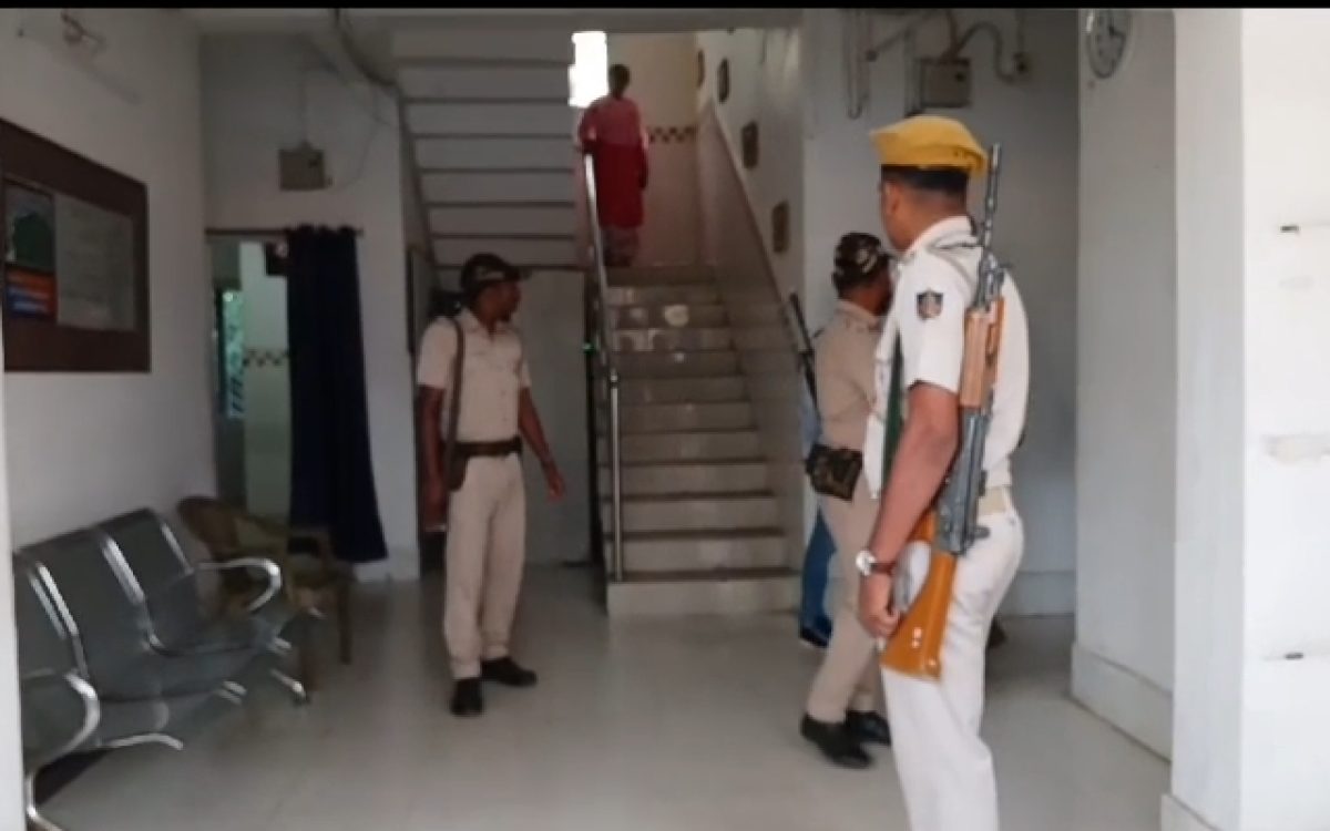 ମହିଳା  ହୋମଗାର୍ଡ ଙ୍କୁ   ଅସାଦଚରଣ କରି ଅଡୁଆରେ କୁଜଙ୍ଗ ଥାନା ଅଧିକାରୀ