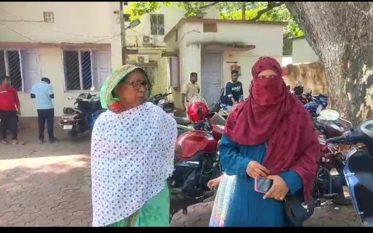 ପୋଲିସ ବୁଝୁନି ଦୁଃଖ | ଯୌତୁକ ନିର୍ଯାତନା ଅଭିଯୋଗରେ ଏସ ପି ଙ୍କ ଦ୍ଵାରସ୍ତ ହେଲେ ମହିଳା