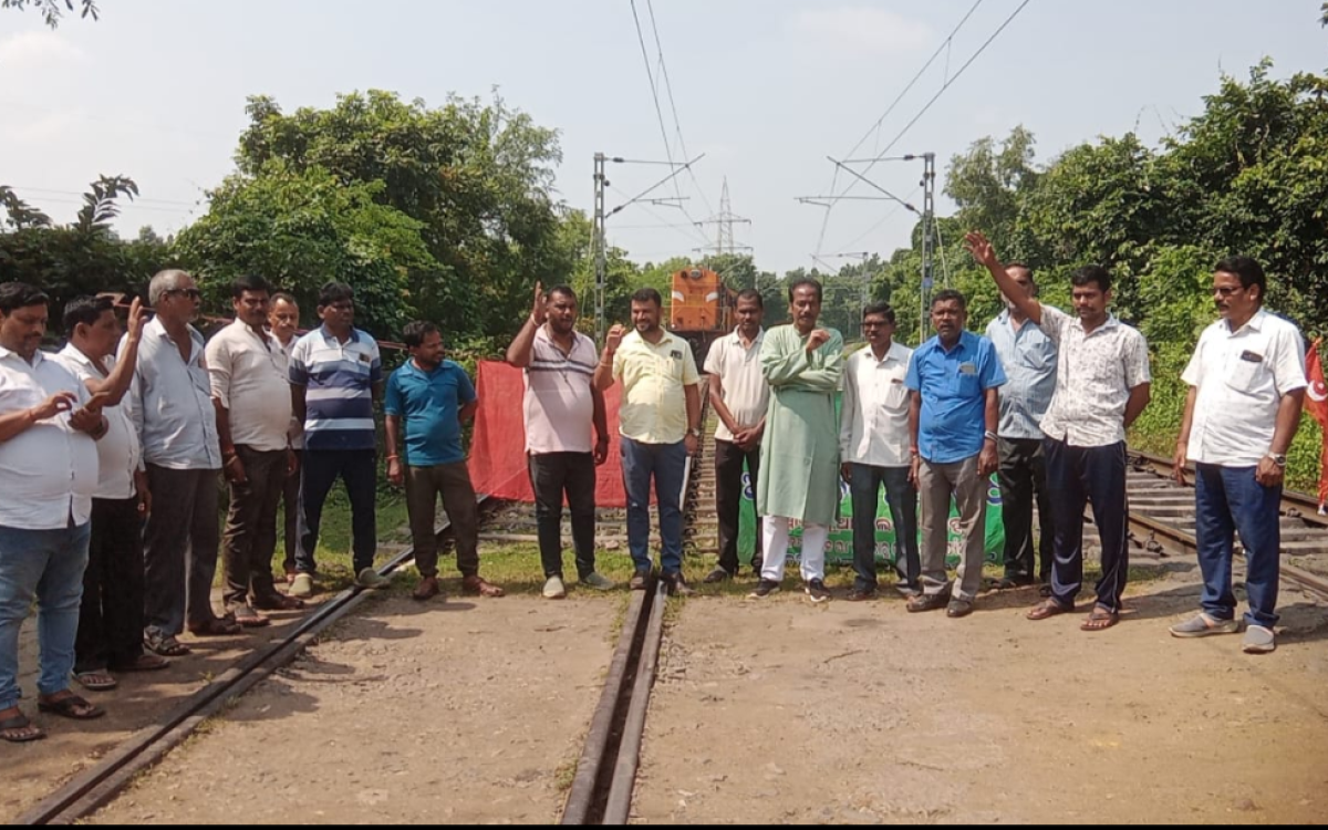 ରାସ୍ତା ନିର୍ମାଣ କାର୍ଯ୍ୟ ଓ ମରାମତି ଦାବି, ୧୨ଦିନରେ ଅର୍ଥ ନୈତିକ ଅବରୋଧ ଆନ୍ଦୋଳନ