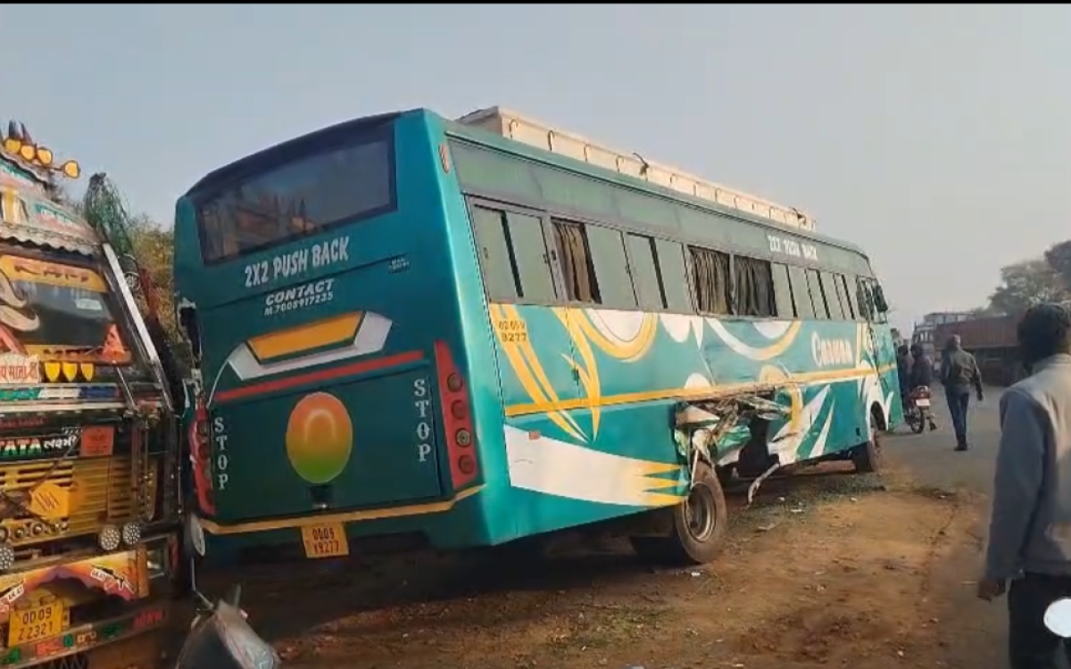 ଯାତ୍ରୀବାହି ବସ୍ କୁ ଧକ୍କା ଦେଲା ଟ୍ରଲର, ଦୁଇଜଣ ଆହତ