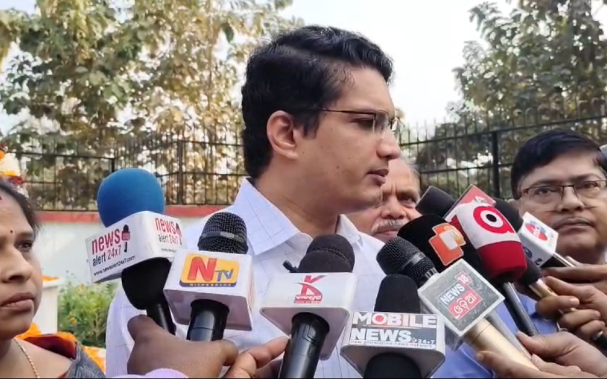 ରାଜ୍ୟସଭା ସାଂସଦ ଶ୍ରୀ ଦେବାଶିଷ ସାମନ୍ତରାୟଙ୍କୁ ନିମନ୍ତ୍ରଣ ତଥା ଫଳକ ରେ ନାମ ନ ଥିବା ଅଭିଯୋଗ ଉପରେ ଜିଲ୍ଲପାଳଙ୍କ ପତିକ୍ରିୟା