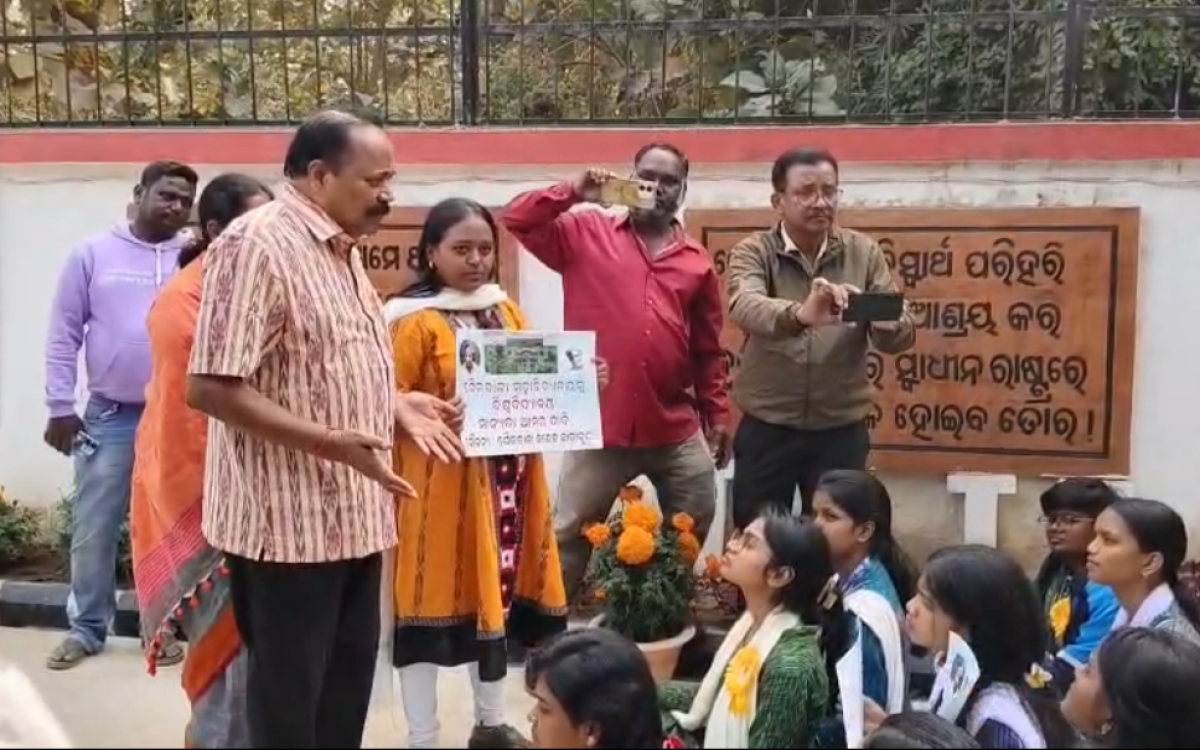 କଟକ ଜିଲ୍ଲାପାଳ ଏବଂ ମେୟରଙ୍କୁ ଘେରିଲେ ଶୈଳବାଳା କଲେଜର ଛାତ୍ରୀ