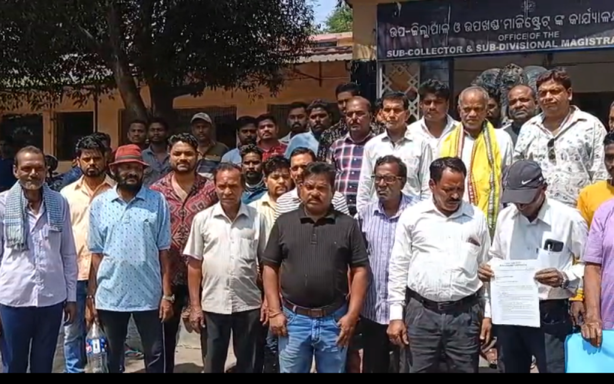 ୧୦ଦଫା ଦାବି ନେଇ ଉପଜିଲ୍ଲାପାଳ ଙ୍କ ଦ୍ୱାରସ୍ଥ ହେଲେ ଡେରା ଗ୍ରାମବାସି