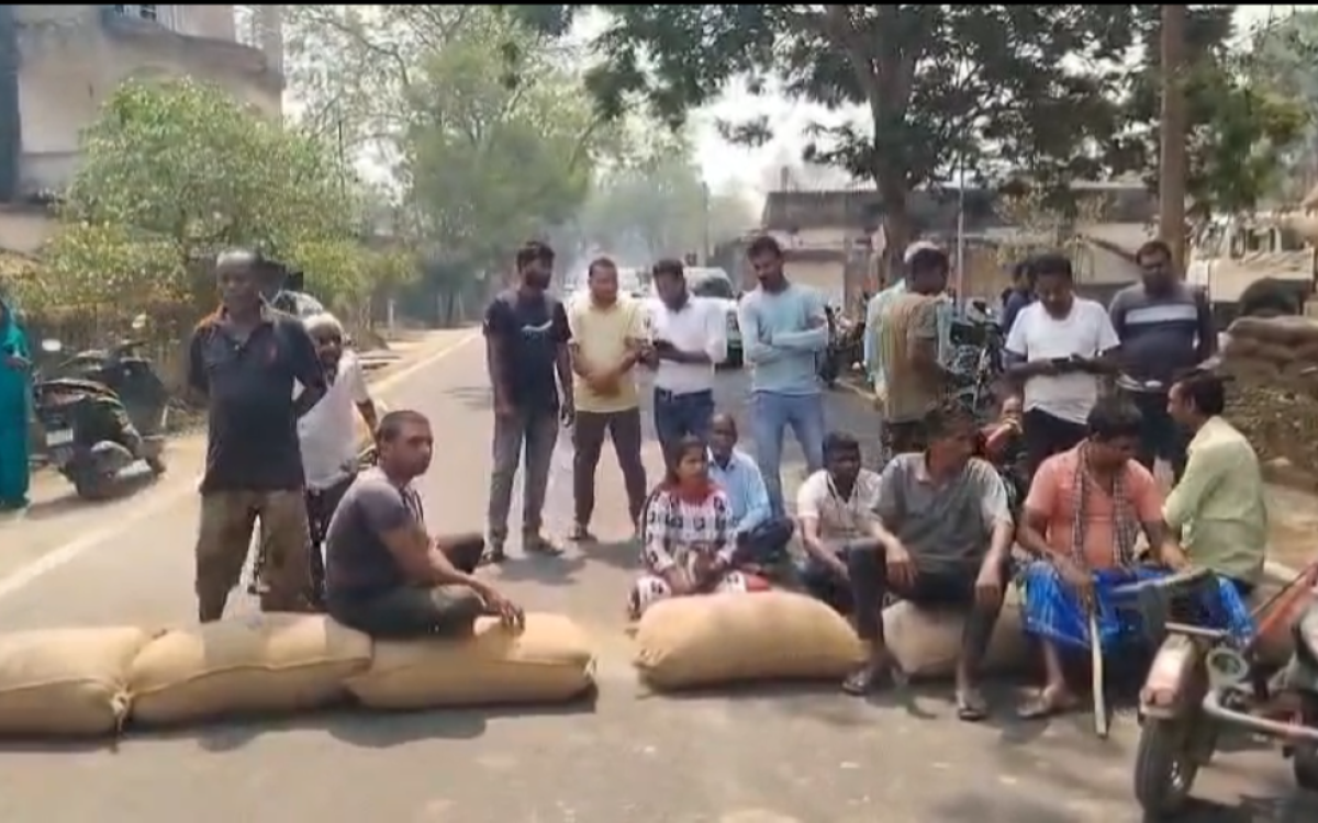 ରାଜରାସ୍ତାରେ ଚାଷୀ, ଧାନ କିଣାରେ ଅବ୍ୟବସ୍ଥାକୁ ନେଇ ରାସ୍ତାରେ ଧାନବସ୍ତା ରଖି ରାସ୍ତା ଅବରୋଧ