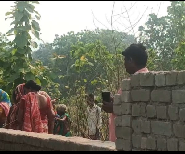 ଘରେ କେହି ପୁରୁଷ ଲୋକ ନଥିବା ବେଳେ ରୋଷେଇ ଘର ଓ ପାଚେରୀ ଭାଙ୍ଗିଲେ ଟିପ ହରିଜନ ସାହି ର କିଛି ମହିଳା ଓ ପୁରୁଷ