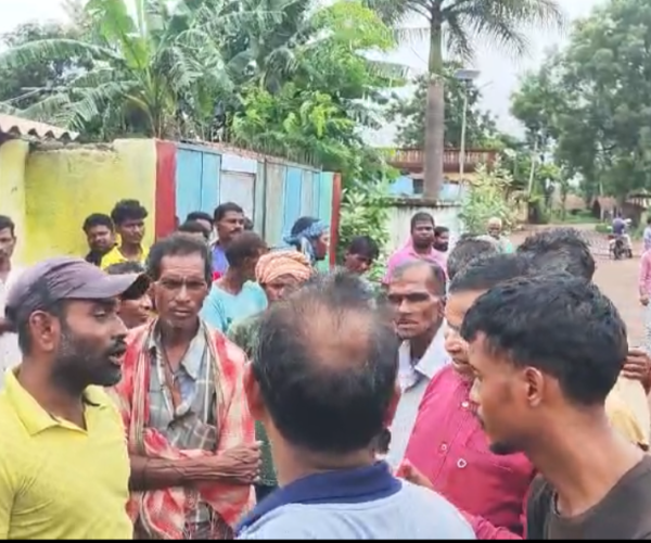 ଗ୍ରାମ ମଝିରେ ମଦ ଦୋକାନକୁ ବିରୋଧ କରିଛନ୍ତି ଶତାଧିକ ଗ୍ରାମବାସୀ