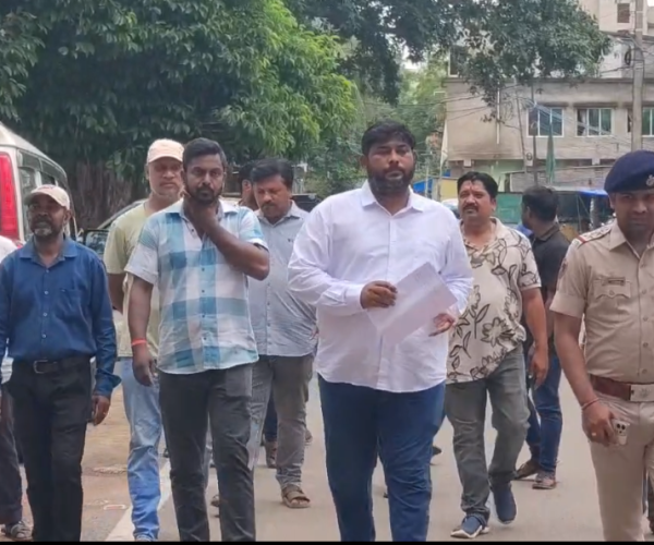 ଚୌଧୁରୀ ବଜାର ପୂଜା କମିଟି ବିବାଦ ତେଜ: ନ୍ୟାୟ ଓ ସୁରକ୍ଷା ଦାବିରେ ଡିଜିଙ୍କ ଦ୍ୱାରସ୍ଥ ହେଲେ ବାସିନ୍ଦା