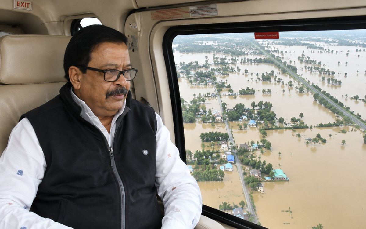 ହେଲିକପ୍ଟରରେ ବନ୍ୟାଞ୍ଚଳ ପରିଦର୍ଶନ କଲେ ସୁରେଶ ପୂଜାରୀ, ତ୍ୱରିତ ସହାୟତା ପାଇଁ ପ୍ରଶାସନକୁ ନିର୍ଦ୍ଦେଶ