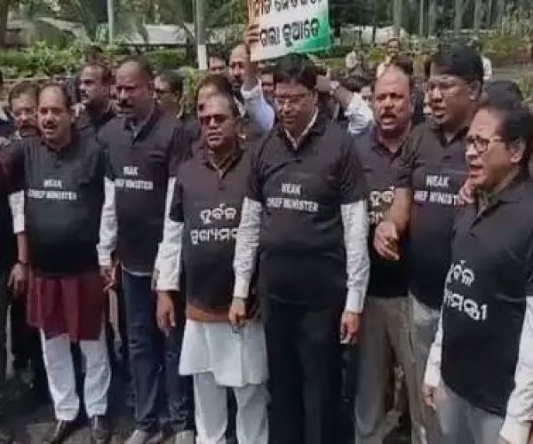 ଥମୁନି ଏସସିବି ତାତି : ବିଧାନସଭାକୁ କଳା ଟି ସାର୍ଟ ପିନ୍ଧିକି ଆସିଲେ ବିରୋଧୀ