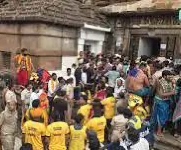 ଲିଙ୍ଗରାଜ ମନ୍ଦିର ଗର୍ଭଗୃହରେ ସେବାୟତ ହାତାହାତି; ମହାପ୍ରଭୁଙ୍କ ନୀତି ବନ୍ଦ