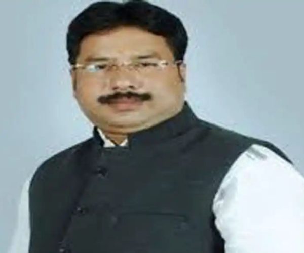 ବଡ଼ ଡ୍ରେନ୍‌ କଡ଼ରେ ହେବ ବ୍ୟାରିକେଡ୍‌