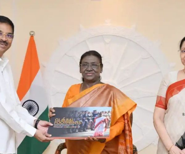 ରାଷ୍ଟ୍ରପତିଙ୍କୁ ଓଡ଼ିଶାର କଳା ଓ ପରମ୍ପରାର ସ୍ମାରକ ଉପହାର; ସମ୍ବଲପୁରୀ ଶାଢ଼ୀରୁ ତାରକସି ଗଣେଶ ପ୍ରତିମୂର୍ତ୍ତି ପର୍ଯ୍ୟନ୍ତ