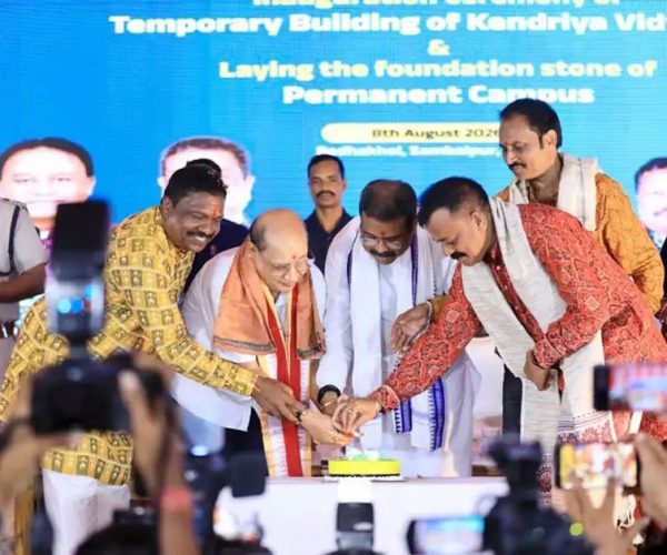 ବିଜେଡି ବିଧାୟକଙ୍କ ଜନ୍ମଦିନରେ ମଞ୍ଚ ଉପରେ କେକ୍ କାଟିଲେ ଧର୍ମେନ୍ଦ୍ର ପ୍ରଧାନ