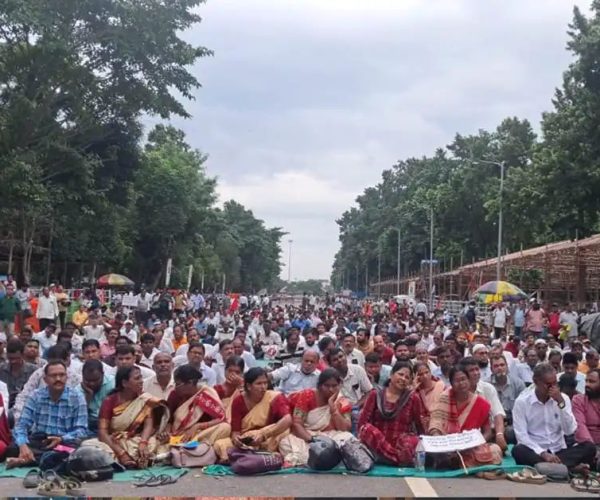 ଦାବି ପୂରଣ ନହେଲେ ଆନ୍ଦୋଳନ ତୀବ୍ର: ଗାନ୍ଧୀମାର୍ଗରେ ୧୮ ଦିନ ଧରି ଶିକ୍ଷକ-କର୍ମଚାରୀଙ୍କ ଧାରଣା