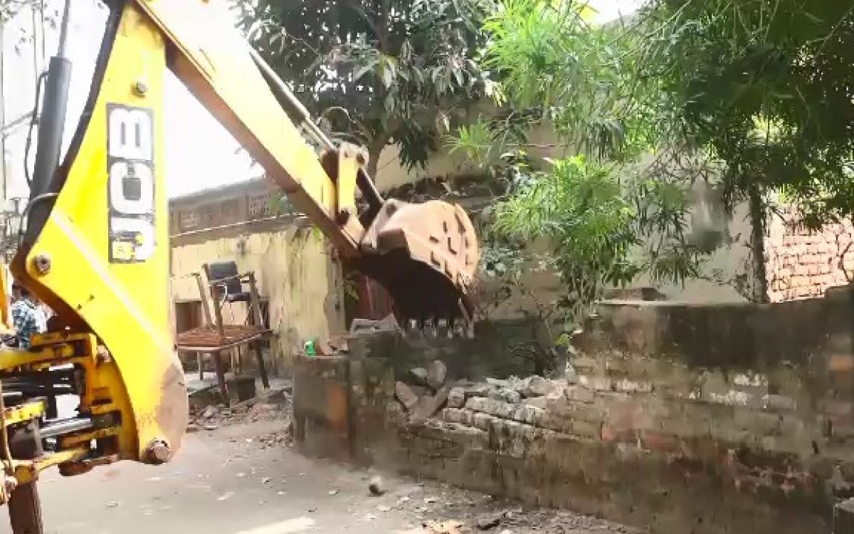 ନିଶା ବେପାରୀଙ୍କ ଘରେ ବୁଲିଲା ବୁଲଡୋଜର